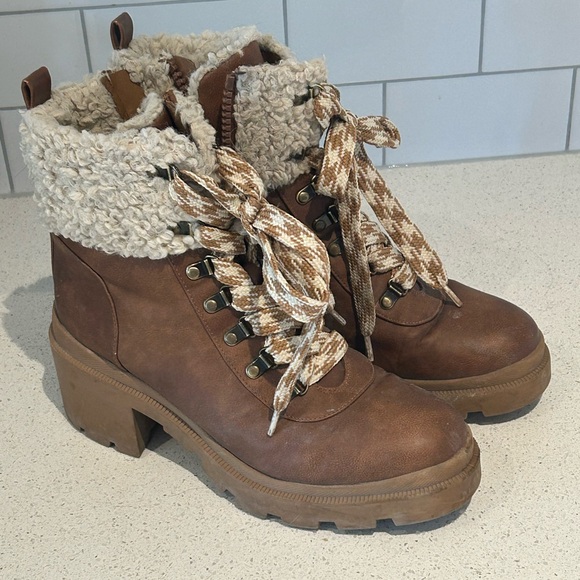 Chunky Circus boot size 10 - Picture 2 of 2